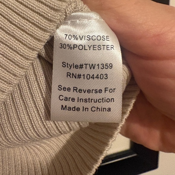 The Workshop Ribbed V-Neck Tank - Picture 9 of 13